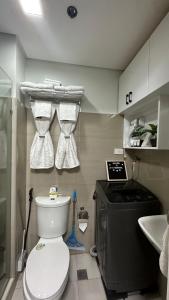 Phòng tắm tại Cozy Condo near Mall of Asia