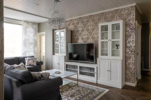 TV a/nebo společenská místnost v ubytování City Apartment Lumikko