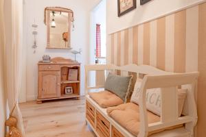 Zimmer mit einem Kinderbett mit einem Spiegel und einem Tisch in der Unterkunft Zaubermuschel in Timmendorfer Strand