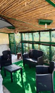 シラクーサにあるVillino Relaxの木製の天井の客室で、椅子とテーブルが備わります。