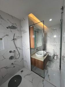 ein Badezimmer mit Waschbecken, Dusche und Toilette in der Unterkunft Luxury 4 Bedroom Apartment in San Andres