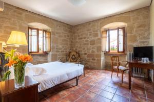 1 dormitorio con cama, mesa y escritorio en Hotel Villa de Ábalos, en Ábalos