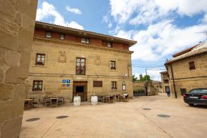 un edificio con tavoli e sedie di fronte ad esso di Hotel Villa de Ábalos ad Ábalos