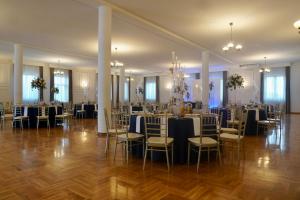 un salón de banquetes con mesas y sillas en una habitación en Gościniec "Nad Wartą", en Uniejów