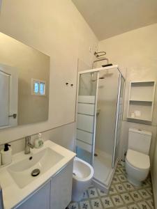 y baño con lavabo, aseo y espejo. en Secret Spot Santa Cruz, en Santa Cruz de la Palma