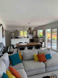 sala de estar con sofá blanco y almohadas coloridas en Villa cosy toute équipée avec piscine, en Le Gosier