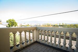 balcón con barandillas blancas y vistas a la calle en VILLARTE, en Agliana