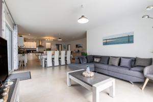 uma sala de estar com um sofá e uma mesa em Villa bassin d´archachon em Arès