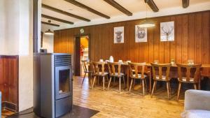 a kitchen and dining room with a table and chairs at Das Schneiderhaus in Höchenschwand