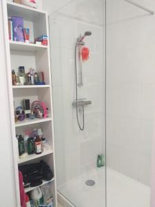 a shower with a glass door in a bathroom at Mi refugio blanco in Rosny-sous-Bois