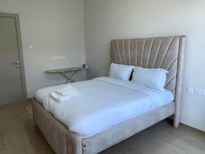 Una cama o camas en una habitación de 1-BR Gem Near GTC, Westlands 5G
