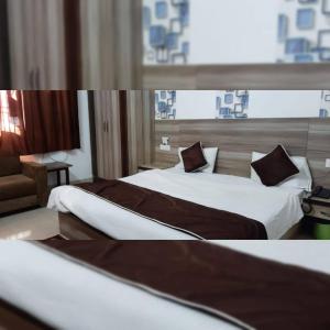 duas camas num quarto de hotel com em Hotel P.S. Villa em Agra