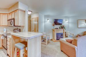 una cucina e un soggiorno con un tavolo e un divano di Icicle Village Resort 401 & 402: Ponderosa Hideaway a Leavenworth