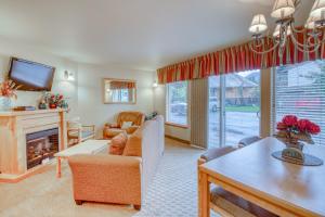 un soggiorno con camino e una sala da pranzo di Icicle Village Resort 401 & 402: Ponderosa Hideaway a Leavenworth