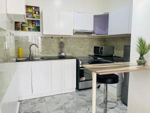 Кухня або міні-кухня у White villa apartment