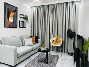 uma sala de estar com um sofá e uma mesa em White villa apartment em Kigali