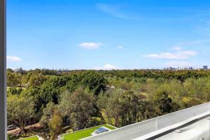 balcone con vista su una foresta di alberi di Sun-filled Apt w Stunning Open Views of Park&City a Sydney