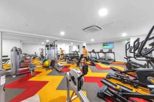 un gimnasio con un montón de cintas de correr y máquinas en Sun-filled Apt w Stunning Open Views of Park&City, en Sídney