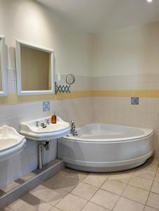 a bathroom with a tub and a sink at La côte des Blancs - Domaine viticole & maison d'hôtes in Vinzelles