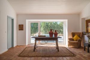 a living room with a table with vases on it at Nature Forest - Herdade de Martingil in Chouto