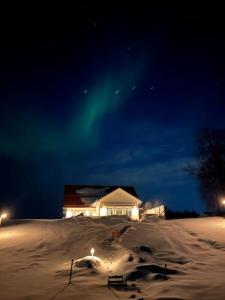 冬のNorthern Lights exclusive house by the riverの様子