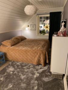 um quarto com uma cama grande e uma janela em Northern Lights exclusive house by the river em Boden