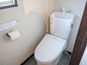 La salle de bains est pourvue de toilettes et d'un rouleau de papier toilette. dans l'établissement marugame stop - Vacation STAY 50031v, à Marugame