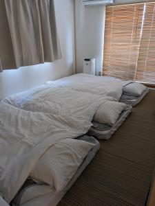 丸亀市にあるmarugame stop - Vacation STAY 50031vの大型ベッド(床に白いシーツと枕付)