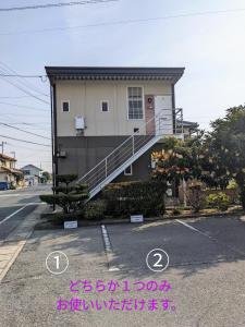 丸亀市にあるmarugame stop - Vacation STAY 50031vの駐車場階段付きの家