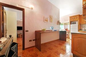 a kitchen with a table and a counter in a room at Vivienda v Torres 2 in Vega de San Mateo