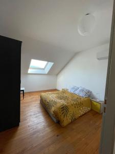 ein Schlafzimmer mit einem Bett in einem Zimmer mit einem Fenster in der Unterkunft Appartement cosy in Massignieu-de-Rives