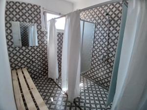 a bathroom with a walk in shower and a mirror at Hostel San Rafael - Bed & Breakfast in San Rafael