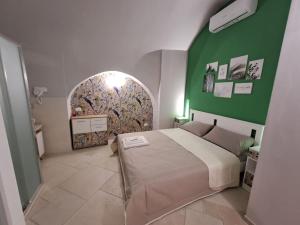 una camera con letto e parete verde di Maison Divino a Trani