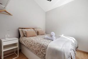 una piccola camera da letto con un letto con un orsacchiotto sopra di El apretadero a Icod de los Vinos