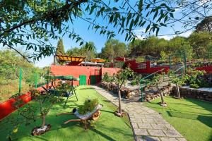 een tuin met een speeltuin met bomen op het gras bij El apretadero in Icod de los Vinos
