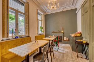 a dining room with a long table and chairs at La Dominotte Arcen in Arcen