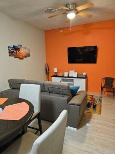 TV a/nebo společenská místnost v ubytování SG Apartment Complex (Apt #1)