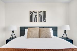 Ένα ή περισσότερα κρεβάτια σε δωμάτιο στο Congress Park 1BR w Gym Pool nr shops dining DEN-193 +57 φωτογραφίες