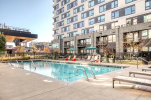 Πισίνα στο ή κοντά στο Congress Park 1BR w Gym Pool nr shops dining DEN-193