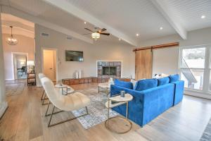uma sala de estar com um sofá azul e cadeiras em Luxury Spanish Style Home Walking Steps to HSB Resort em Horseshoe Bay
