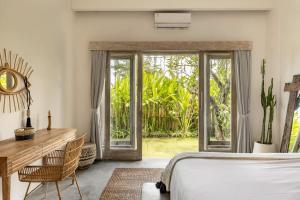 Tempat tidur dalam kamar di Sunrise Villa Canggu with 6 Bedrooms/Bathrooms