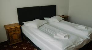 A bed or beds in a room at Hotel Casa Pelerinul