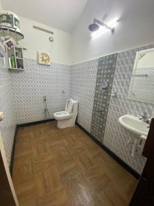 łazienka z toaletą i umywalką w obiekcie S VILLA w mieście Wayanad