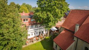 una vista aérea de un edificio con mesas y árboles en Hotel Hiltruper Hof, en Münster