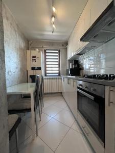 Küche/Küchenzeile in der Unterkunft White & Silver Luxury Apartament