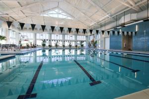 Bazén v ubytování Bayside Resort - 31568 Winterberry Pkwy. #307 nebo v jeho okolí