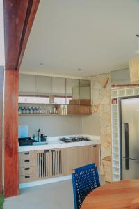 una cocina con refrigerador y encimera en CASA JADE, en Amontada