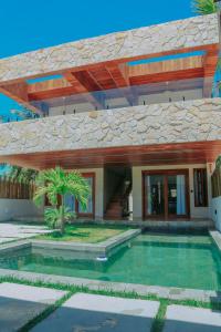 una casa con piscina delante en CASA JADE, en Amontada