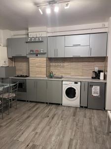 een keuken met wasmachine en droger bij MODERN & ELEGANT Apartament in Craiova