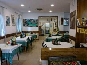 A restaurant or other place to eat at Hotel Cortina